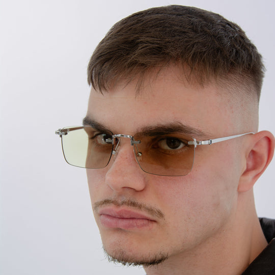 Nahaufnahme eines Models mit Clarity Midnight Herrenbrille in Silber – randloses Design mit leicht getönten Gläsern und modernem Look