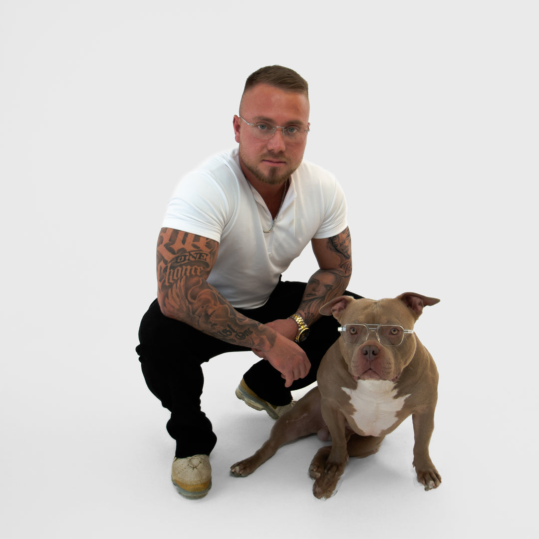 Model mit Nebula Midnight Herrenbrille von Priolet neben Hund.